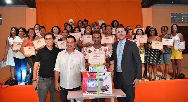 Ao final da capacitação, alunos receberam certificado, máquinas e cadeiras utilizadas durante as aulas