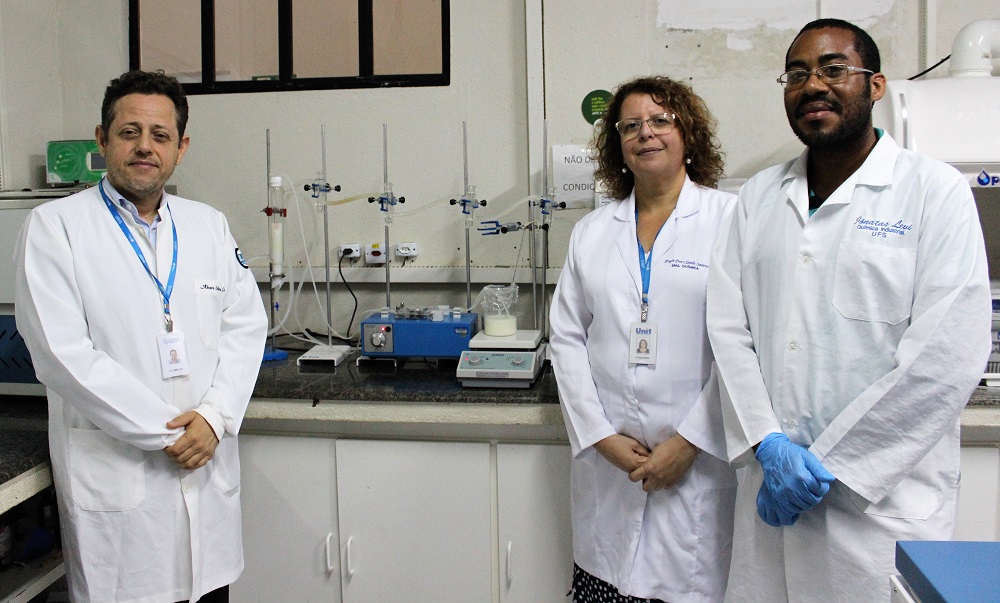 Drs. Álvaro Lima, Cleide Soares e Jônatas Levi Santos, aluno de IC